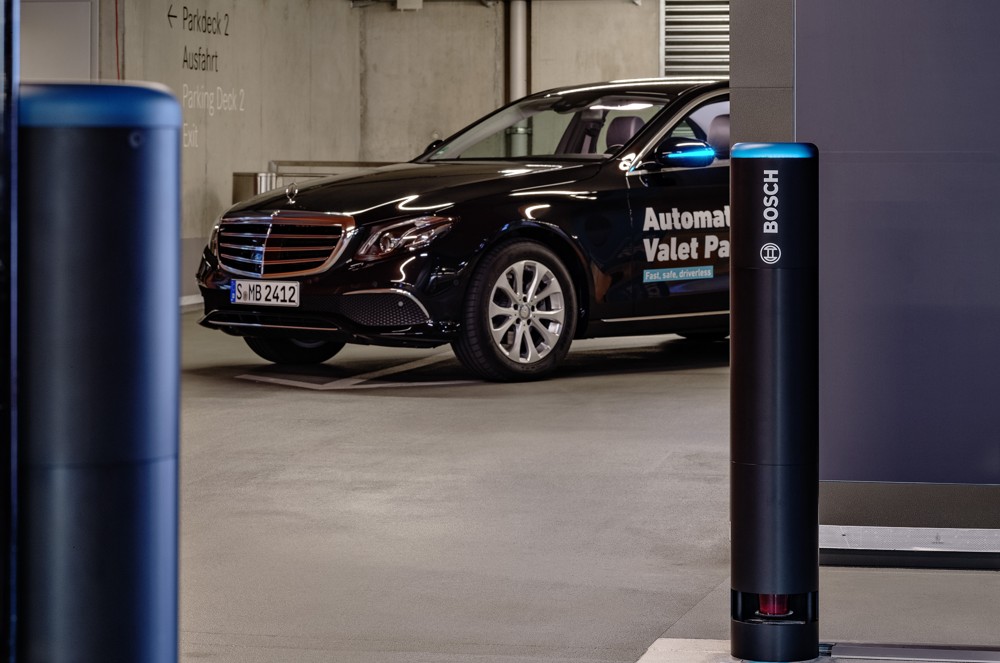 Bosch a Daimler predvádzajú parkovanie bez vodiča v reálnych podmienkach