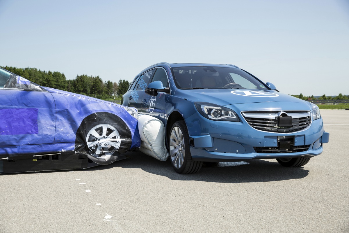 Firma ZF ako prvá na svete predstavila naživo systém vonkajšieho bočného airbagu