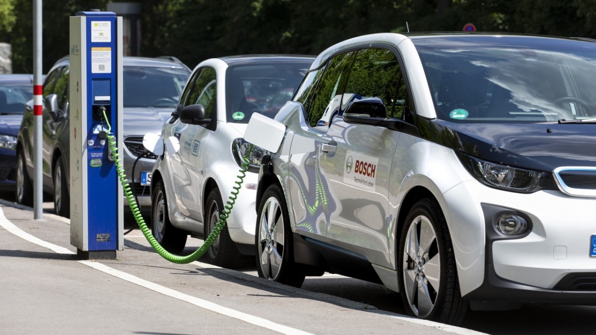 Bosch predlžuje životnosť batérií do elektromobilov 