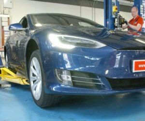 Ako zdvihnúť vozidlo Tesla na zdviháku pri servisnej prehliadke?