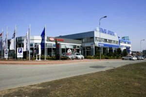 Skupina Emil Frey Group sa dohodla s koncernom Stellantis na akvizícii distribučných aktivít značiek Abarth, Alfa Romeo, Fiat, Fiat Professional a Jeep v Maďarsku, v Česku a na Slovensku