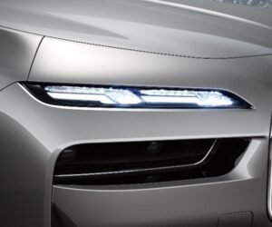 ZKW a Swarovski nechávajú nové BMW i7 zažiariť krištáľovými svetlometmi