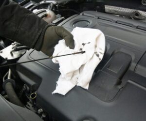 Aká je úloha motorového oleja v aute, čo robí okrem mazania?