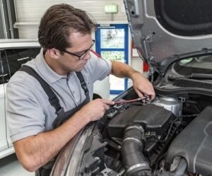 Riešenie problému nepríjemných zvukov v interiéri vozidla Porsche Macan (95B)