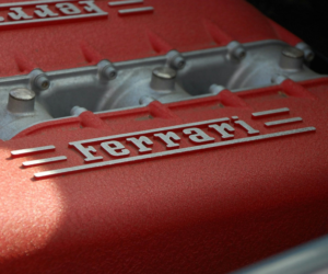 Ferrari s novým patentem. Proč vyvinuli neobvyklý tvar pístu?