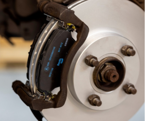 Dôležitosť výmeny príslušenstva pri servise brzdového systému: Prečo brzdové doštičky a kotúče nie sú všetko?