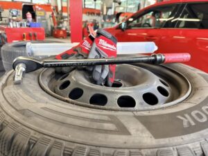 Vraciame sa do servisu s ďalším testom značky MILWAUKEE®. Tentoraz sme vyskúšali momentový kľúč Click Torque