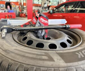 Vraciame sa do servisu s ďalším testom značky MILWAUKEE®. Tentoraz sme vyskúšali momentový kľúč Click Torque